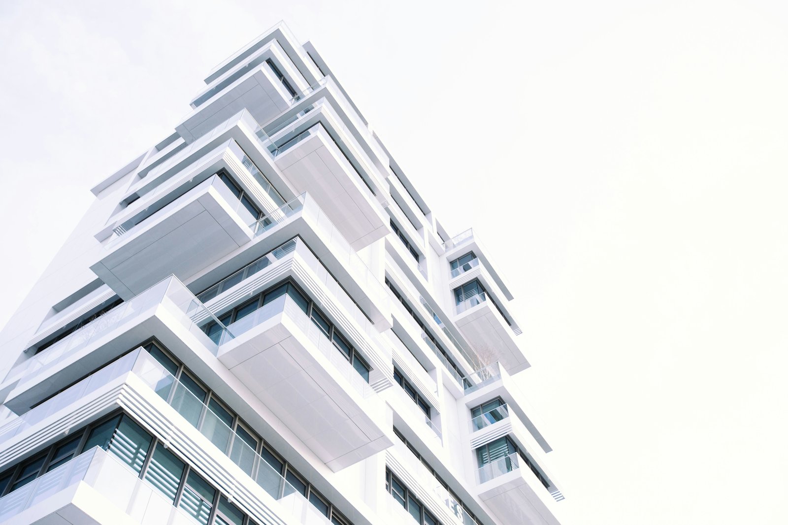 Moderne Wohnimmobilie von CGJ Immobilien